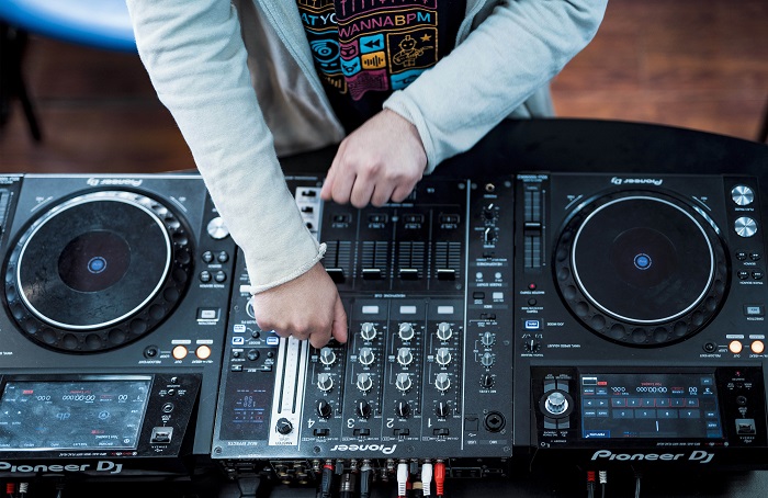 איזה ציוד די ג'יי צריך? מדריך ל-DJ המתחיל - לימודי סאונד וקיובייס